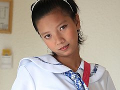 Lovely Filipina teen schoolgirl strips naked for t...